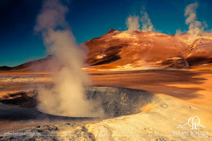 Das Geothermalgebiet Hverarönd in der Nähe des Mývatn in bestem Morgenlicht.