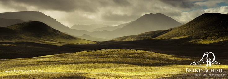 Sanft geschwungene Hügel und Berge auf dem Weg nach Landmannalaugar.
