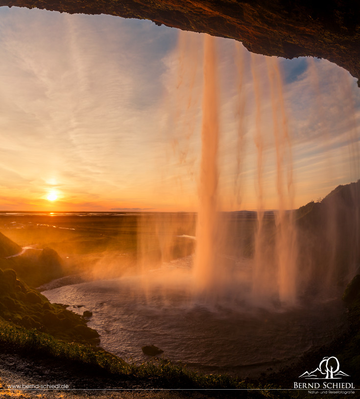 Der Seljalandsfoss ist einer der wenigen Wasserfälle, die von hinten begehbar sind.