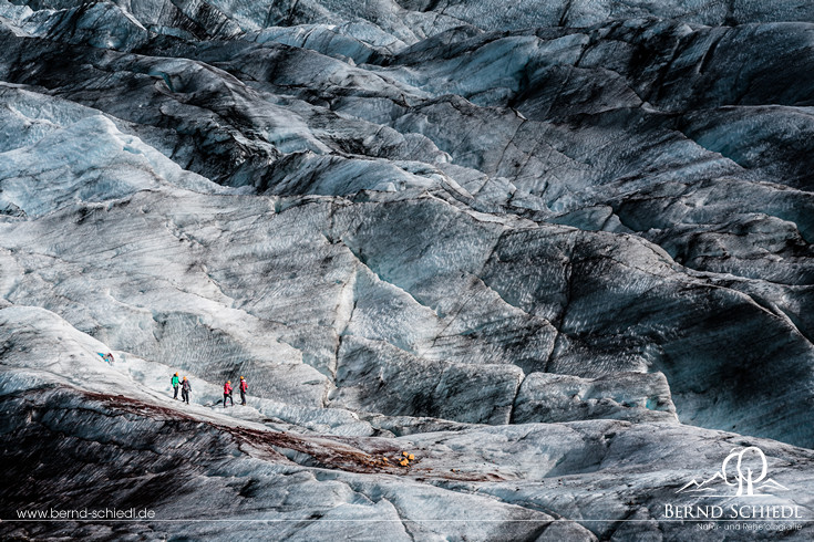 Eine Wandergruppe auf dem Svinafellsjökull.