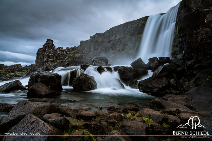 Ein Wasserfall am Þingvellir.